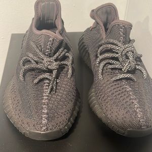 Yeezy 350 worn twice !!! For sale 🖤 4 in boys